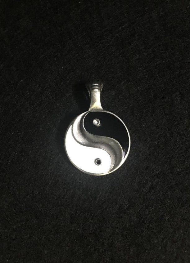 Yun-and-Yan-pendant. meaning : balance and completion, connected in deeper understanding and awakening.