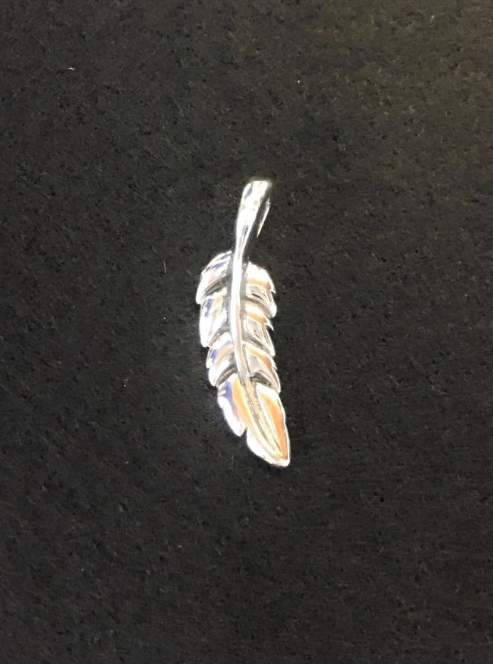 light feather pendant top.meaning:virtue and truth,connection to the celestial realm,freedom in life.