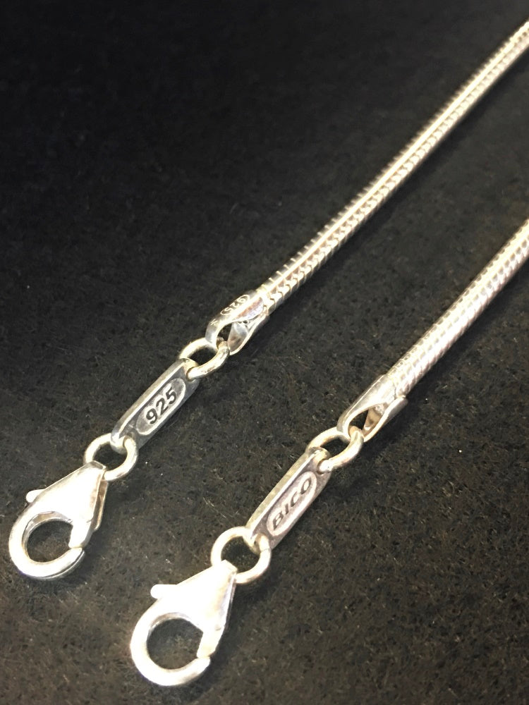 silver chain of end .This 2.5mm chain is made from silver.