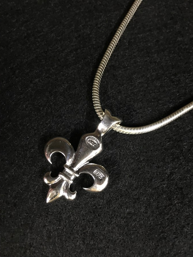 behind-fleur-de-life-pendant-and-silver-necklace. meaning : commander in life