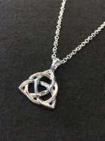 将图片加载到图库查看器，behind-the-triquetra-pendant. meaning : bound by three connections.
