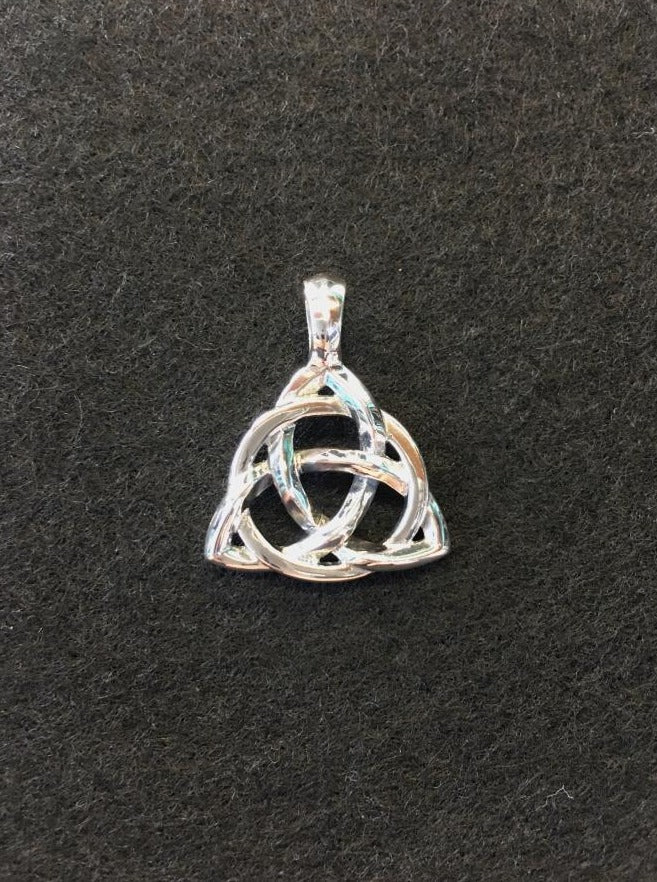 triquetra-pendant. meaning : bound by three connections.