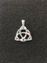 将图片加载到图库查看器，triquetra-pendant. meaning : bound by three connections.
